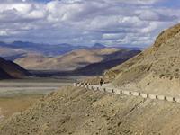 Cycling the Tibetan Plateau. Image credit: Bas Kruisselbrink